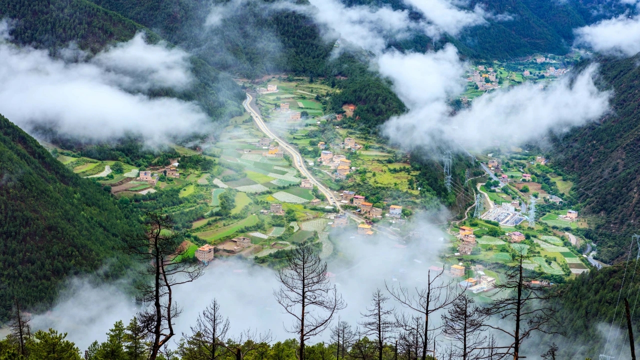 辖区简介八角楼乡地处雅江县东部,平均海拔2870米,乡政府驻地八角楼村