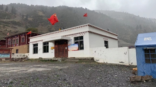 401人,党员19人,位于德格县南部,麦曲河上游,距麦宿镇政府驻地12公里