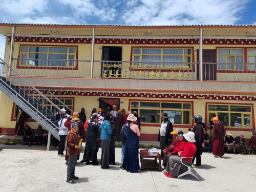 辖区简介我乡位于石渠县城东北部,毗两省邻五县,全乡平均海拔4100米