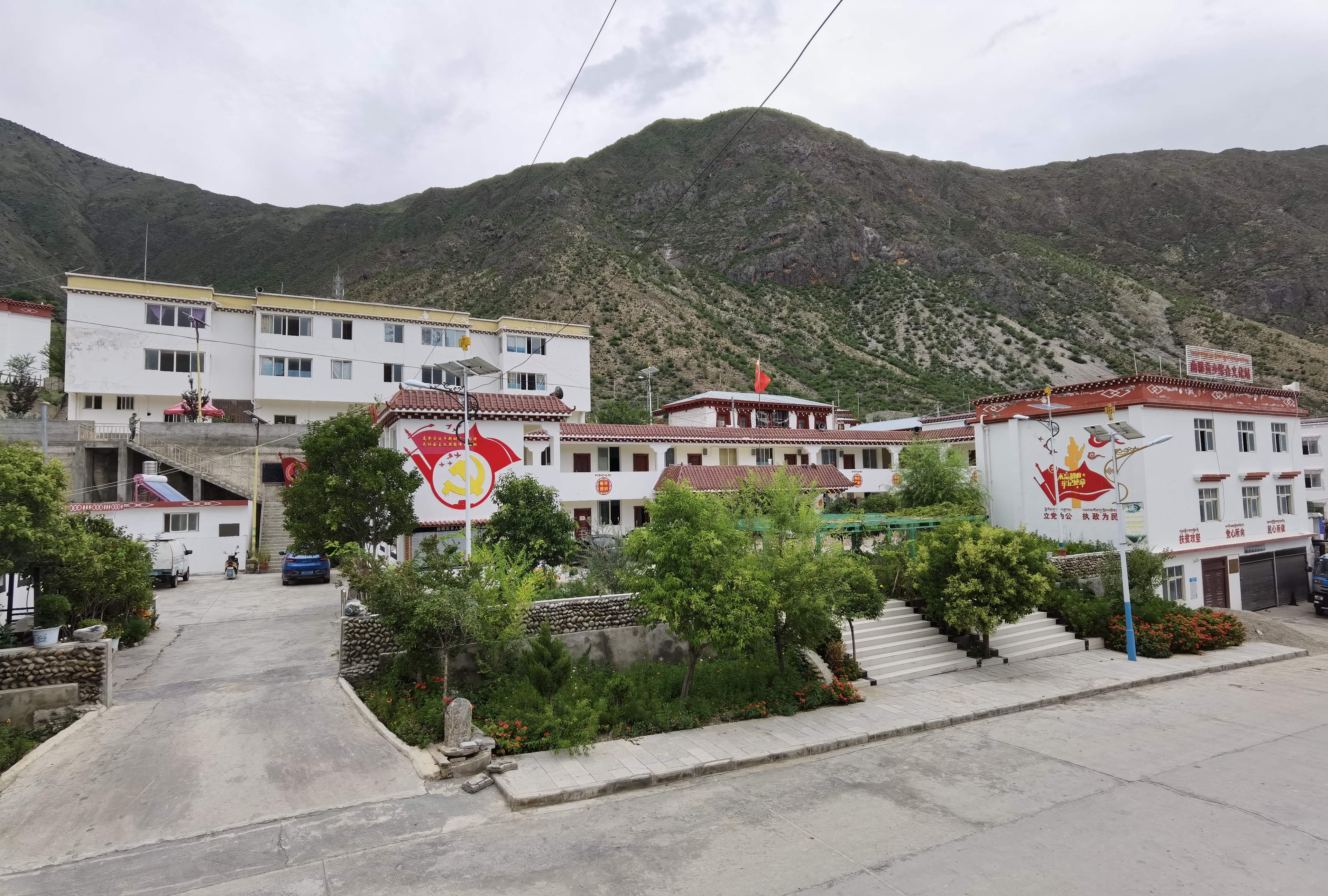 距县城96公里,东与古学乡接壤,距其乡政府驻地55公里;南邻瓦卡镇,距其