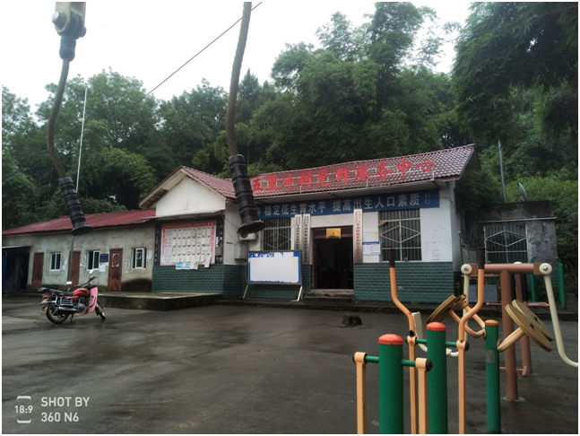 位于劳动镇东北部,东邻远朝门村,西邻回龙社区,北邻双祠堂村,南邻双龙
