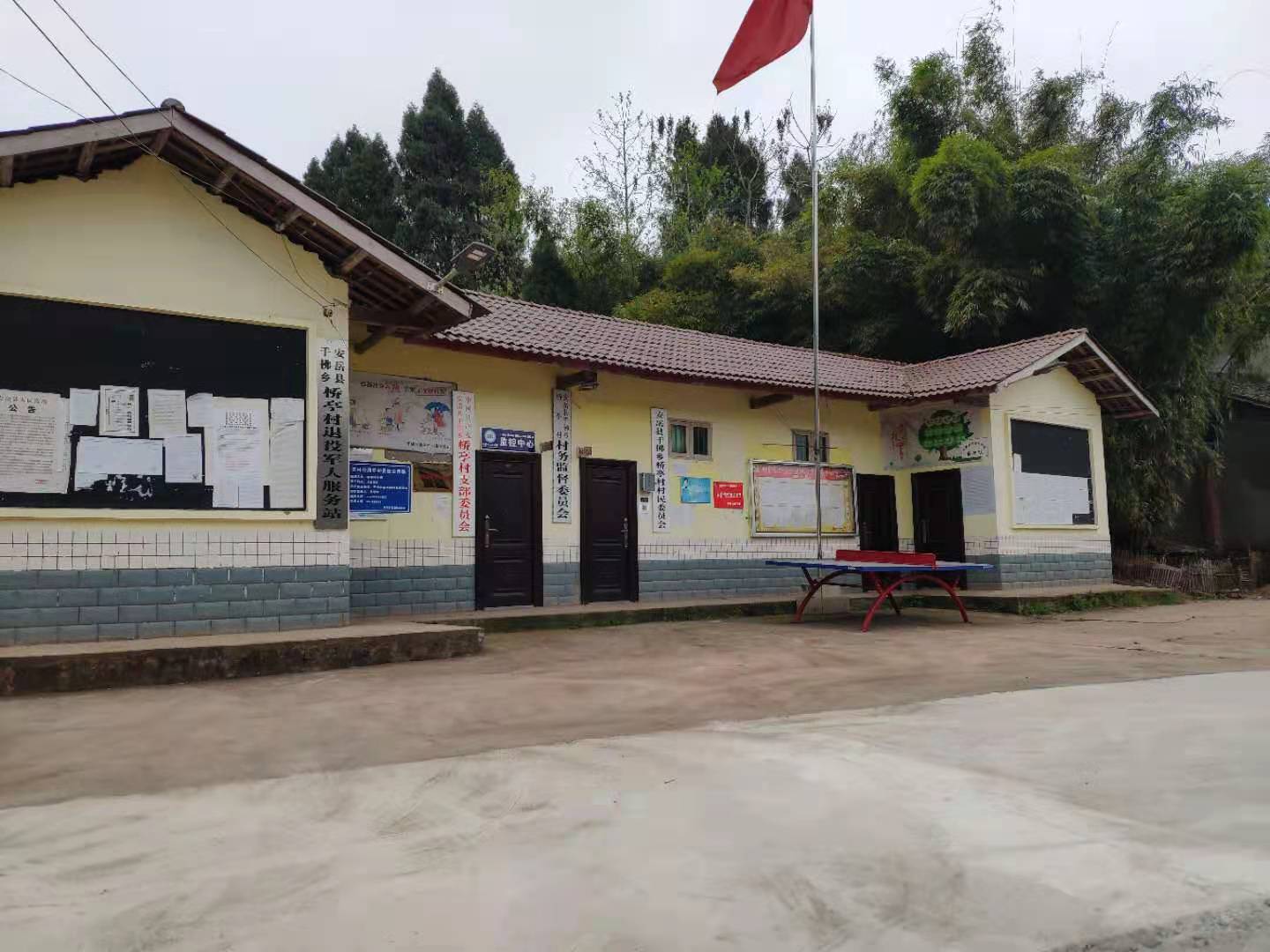 东面龙铁社区,北邻枣子村,南界拱桥乡东安村,西连华严镇龙居社区