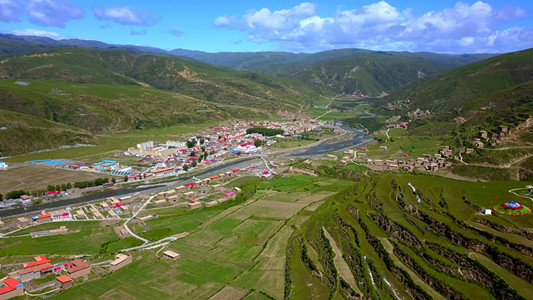 地处壤塘县北部,位于乡政府所在地,与本乡的直属,康旭村毗邻,背面与本